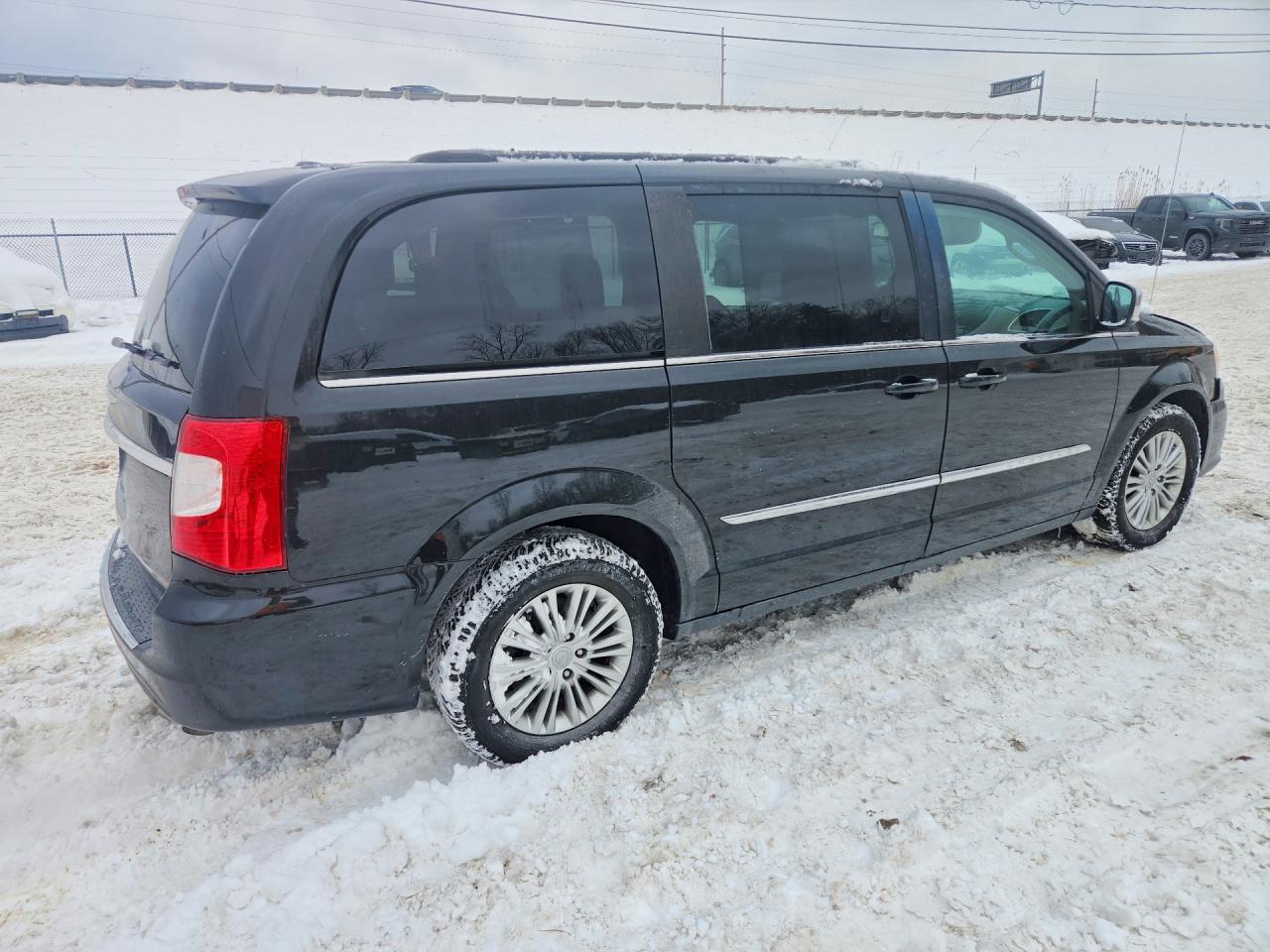 2015 CHRYSLER TOWN & COUNTRY TOURING L photo 3