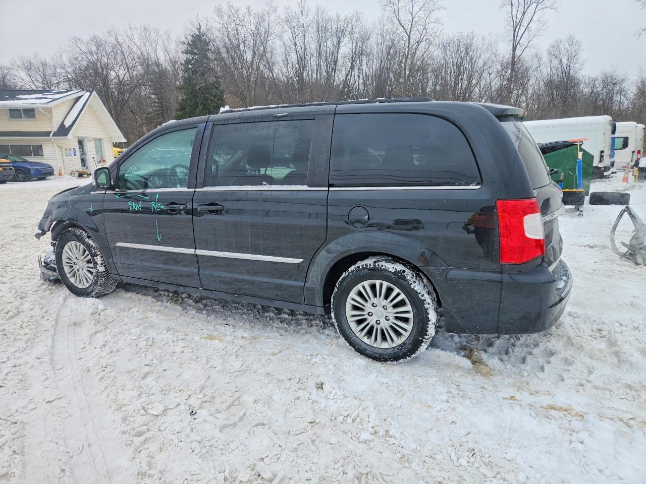 2015 CHRYSLER TOWN & COUNTRY TOURING L photo 2