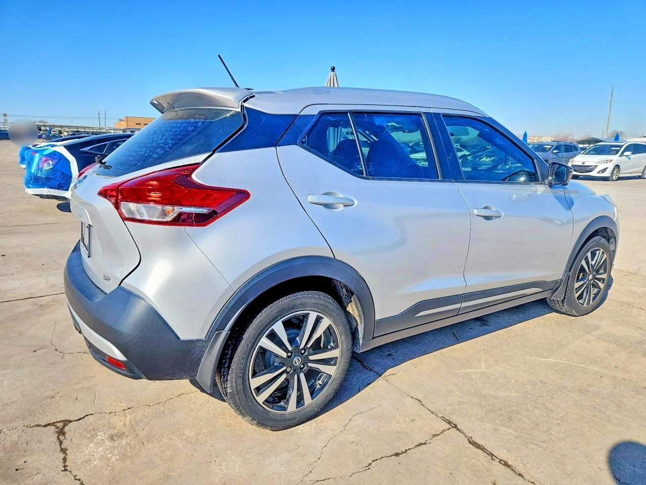 2019 NISSAN KICKS SR photo 3