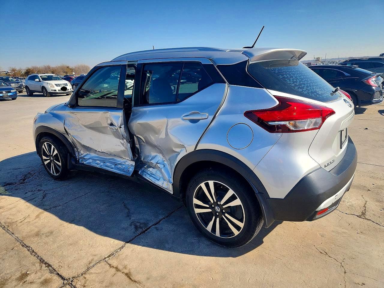 2019 NISSAN KICKS SR photo 2