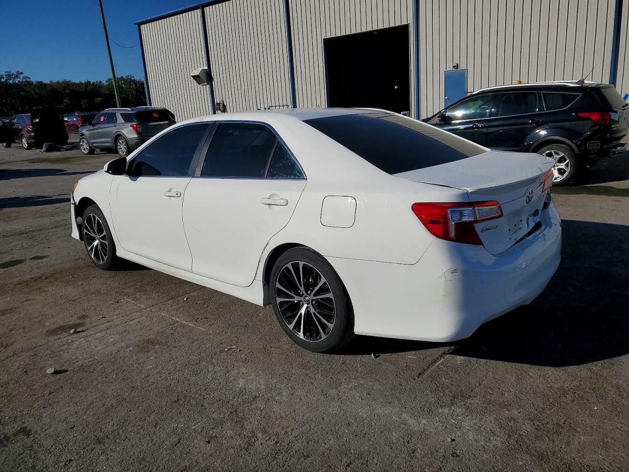 2014 TOYOTA CAMRY SE photo 4