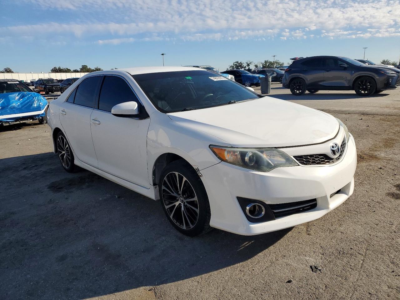 2014 TOYOTA CAMRY SE photo 10