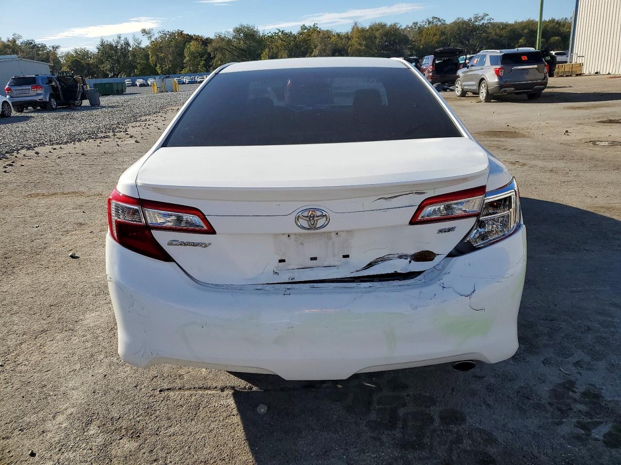 2014 TOYOTA CAMRY SE photo 16