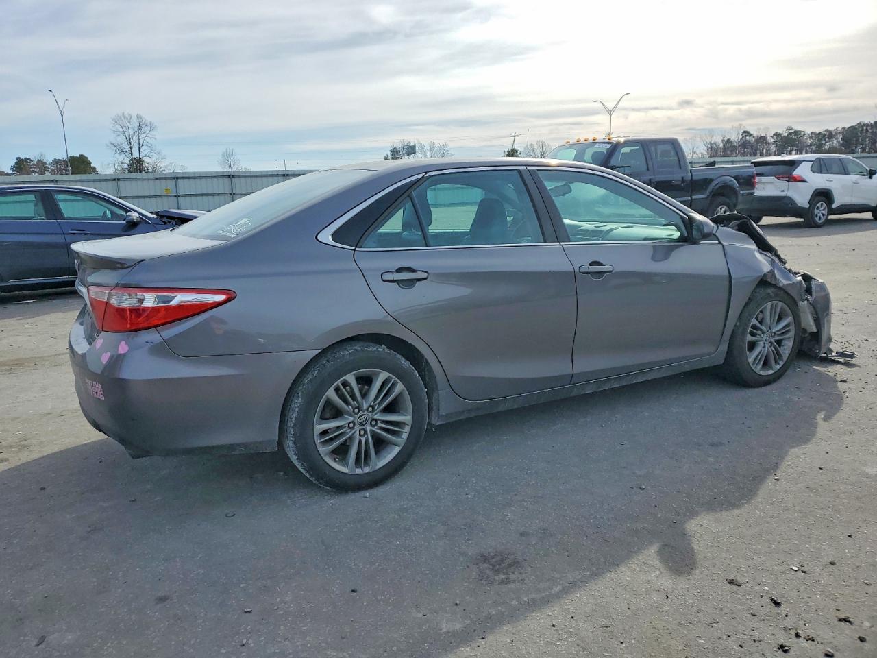 2015 TOYOTA CAMRY LE photo 5