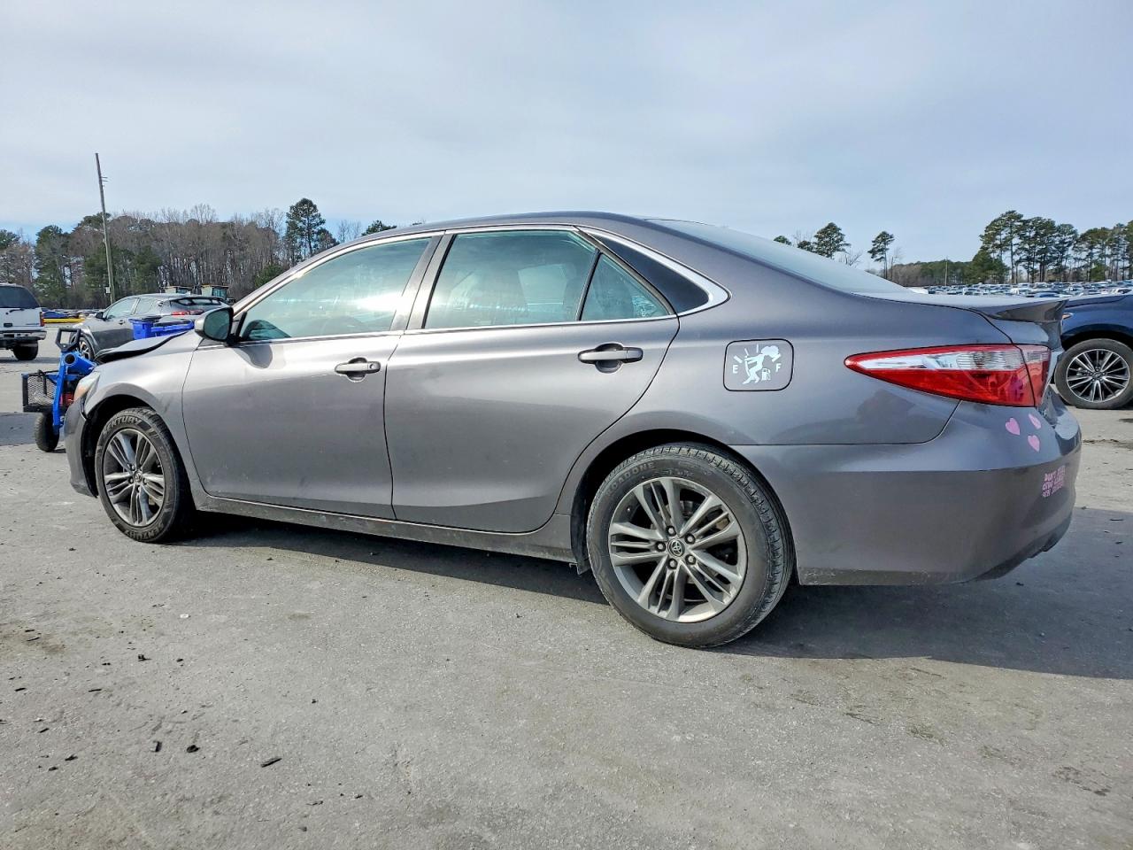 2015 TOYOTA CAMRY LE photo 3