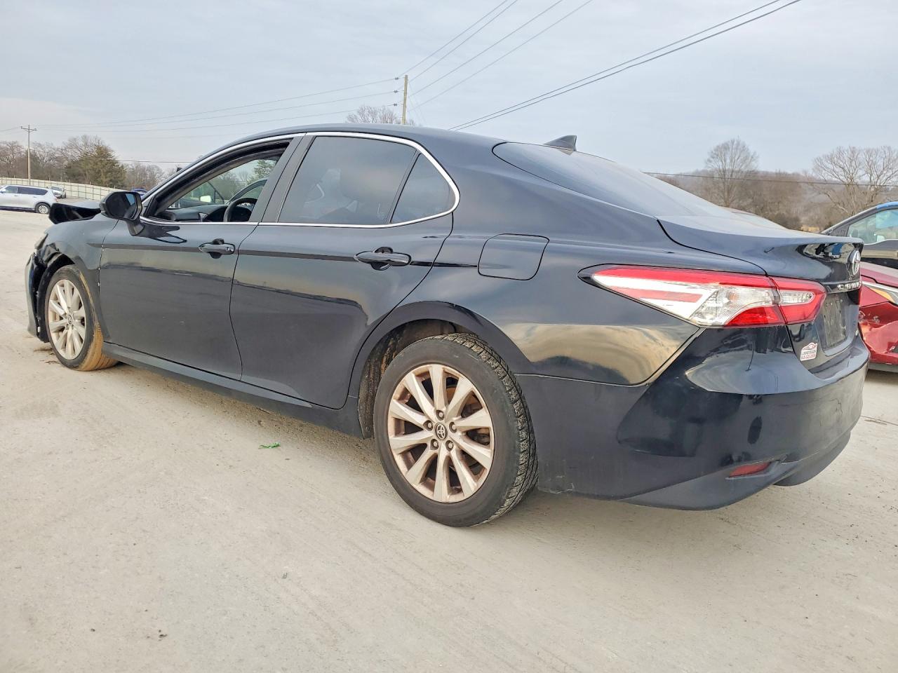 2020 TOYOTA CAMRY LE photo 3