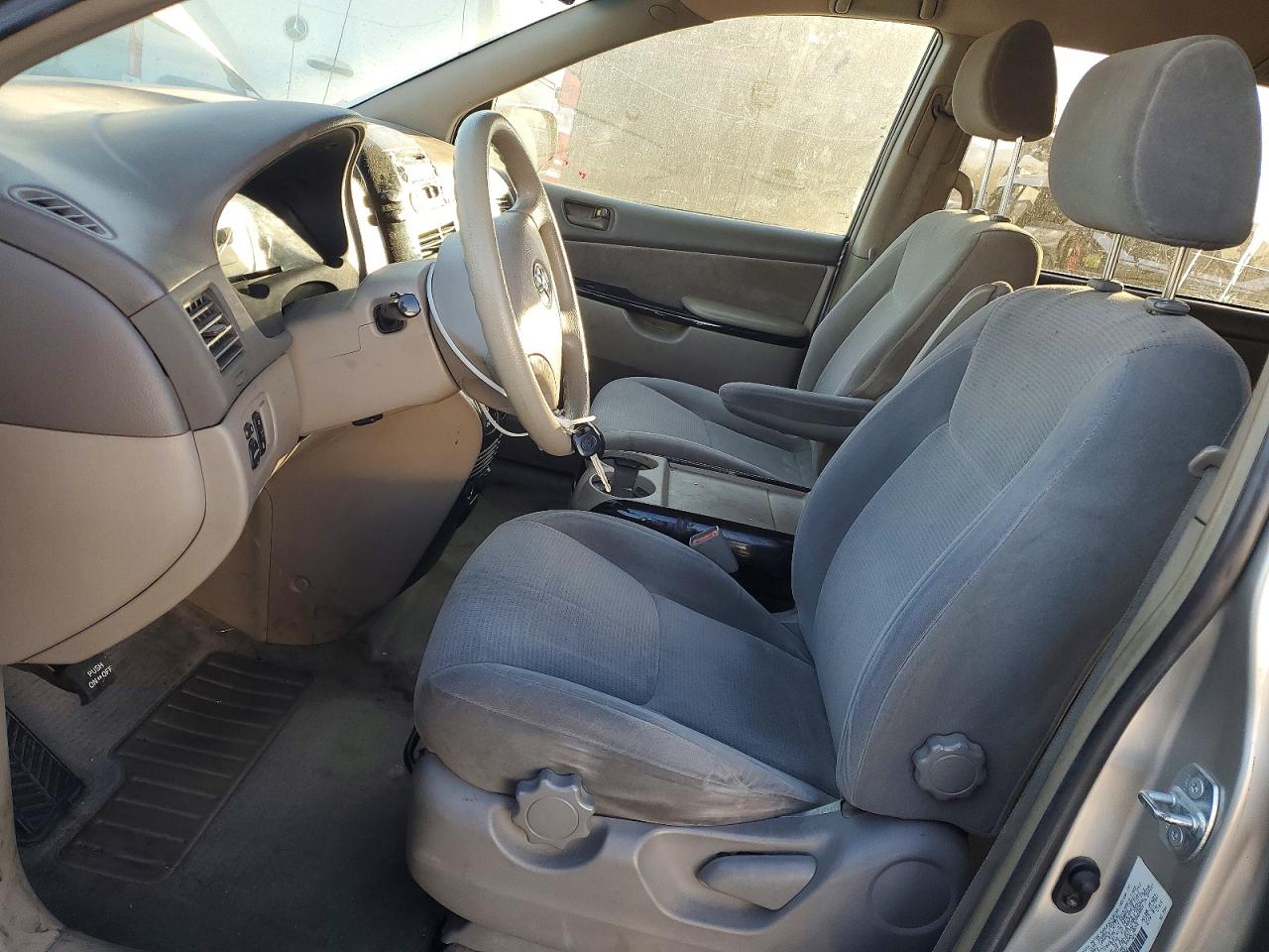 2004 TOYOTA SIENNA CE photo 19
