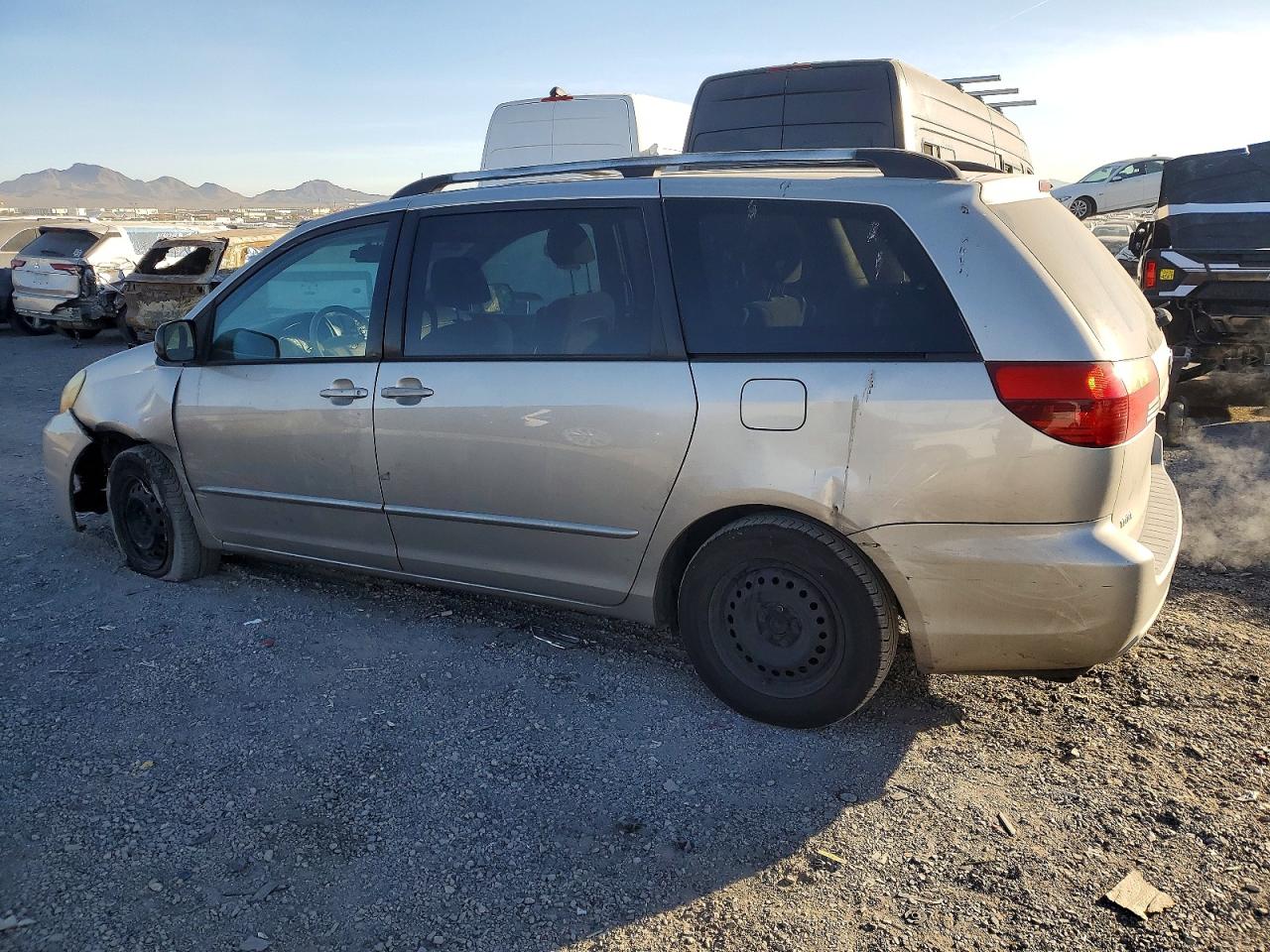 2004 TOYOTA SIENNA CE photo 4