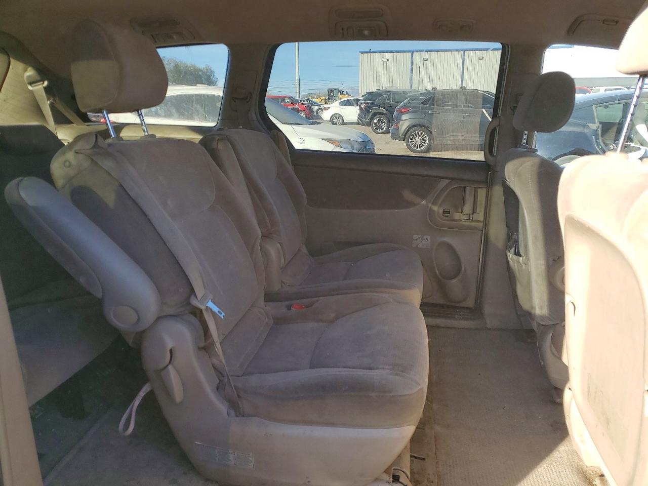 2004 TOYOTA SIENNA CE photo 31