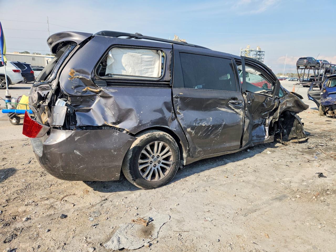 2013 TOYOTA SIENNA XLE photo 3