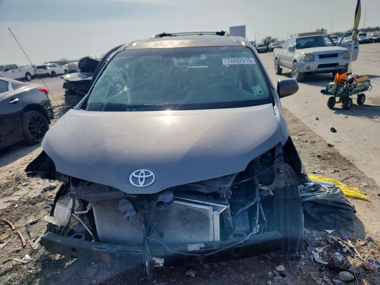2013 TOYOTA SIENNA XLE photo 5