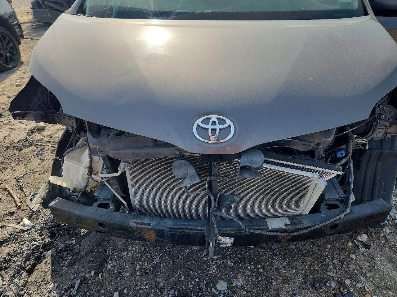 2013 TOYOTA SIENNA XLE photo 12