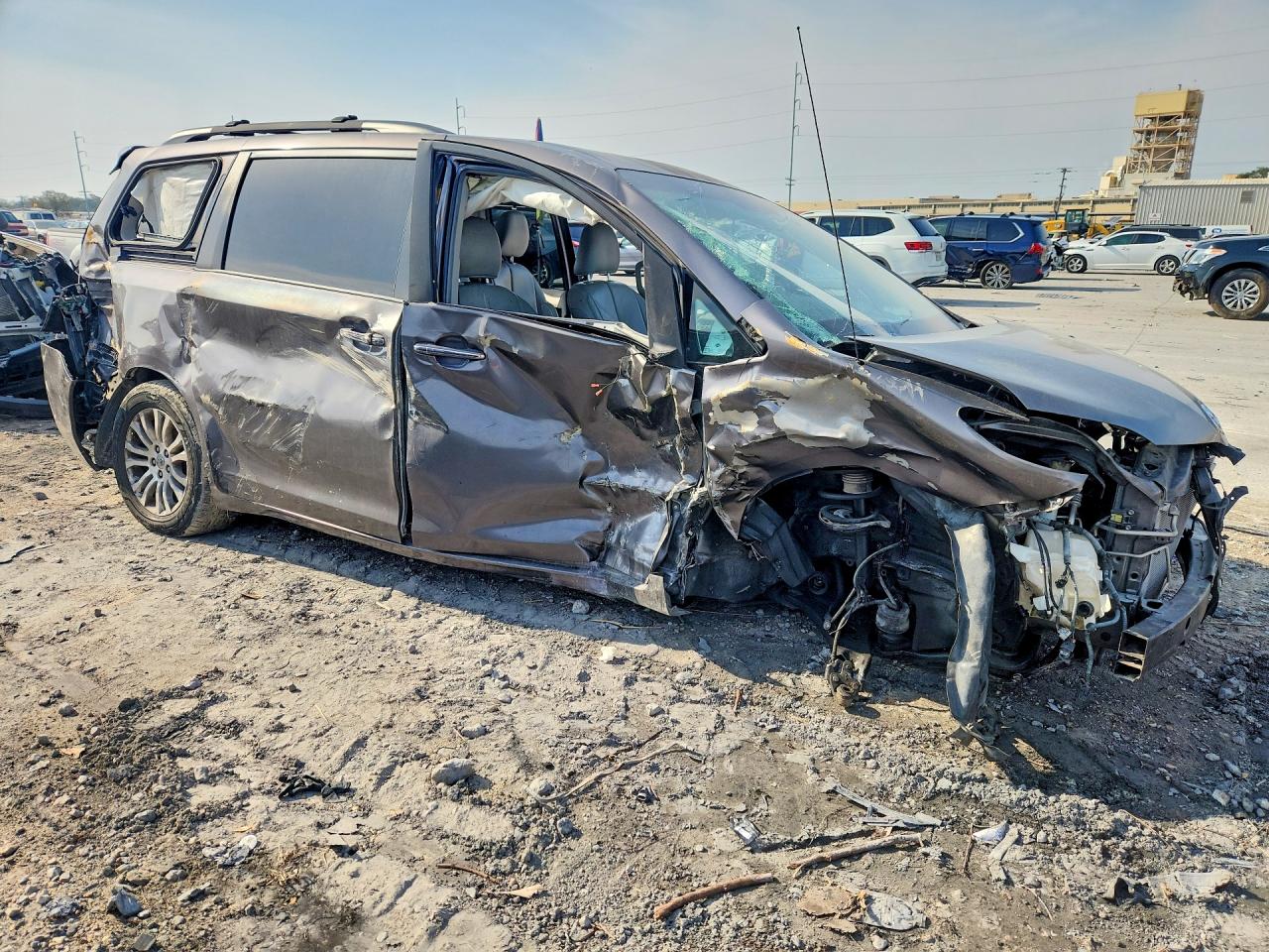 2013 TOYOTA SIENNA XLE photo 4