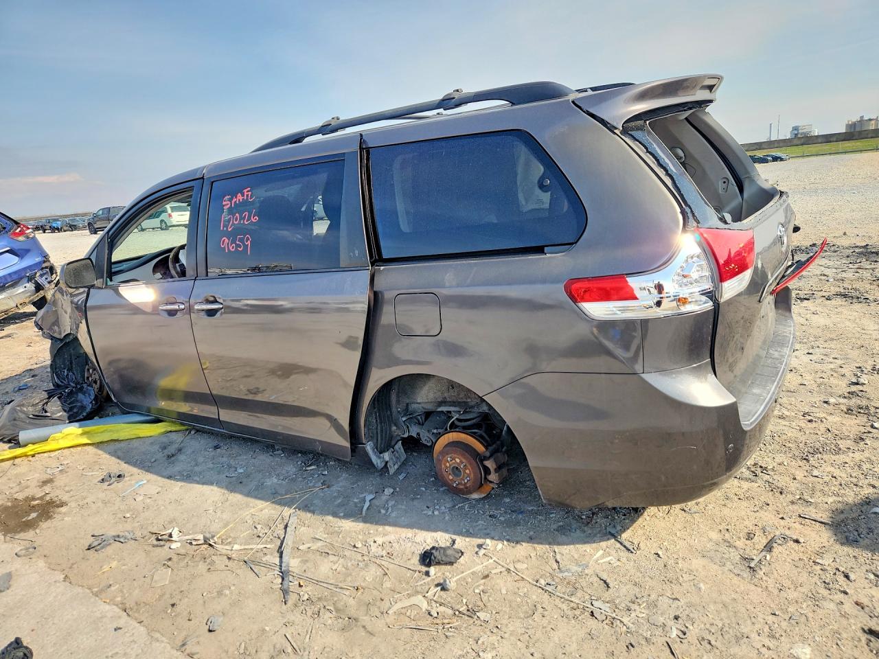 2013 TOYOTA SIENNA XLE photo 2