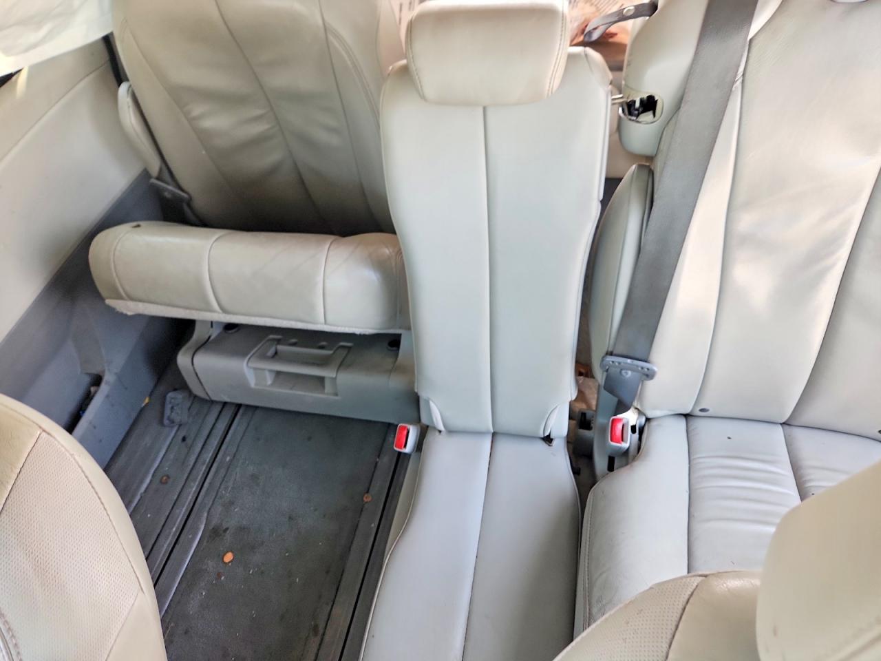 2013 TOYOTA SIENNA XLE photo 10