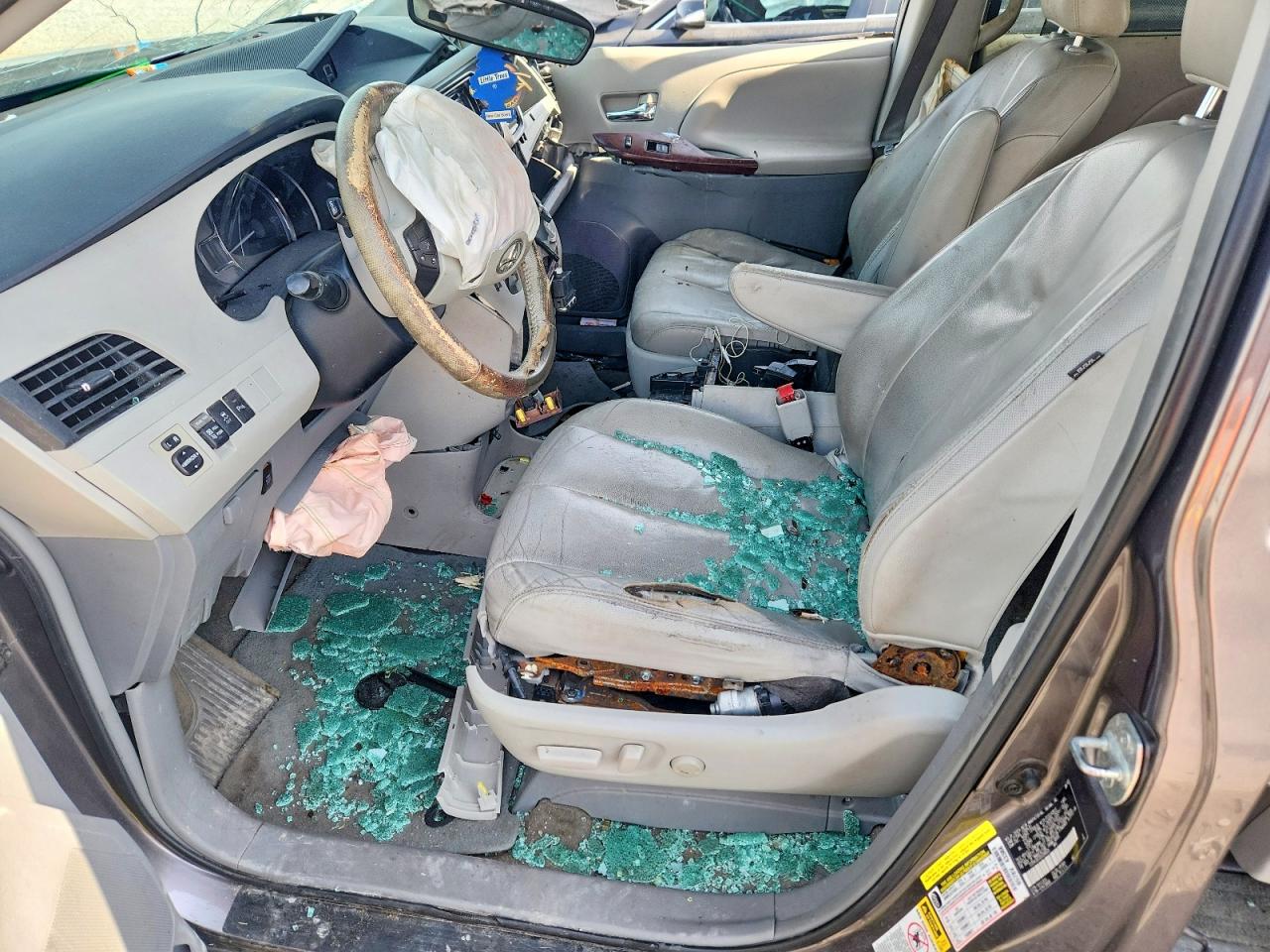 2013 TOYOTA SIENNA XLE photo 7