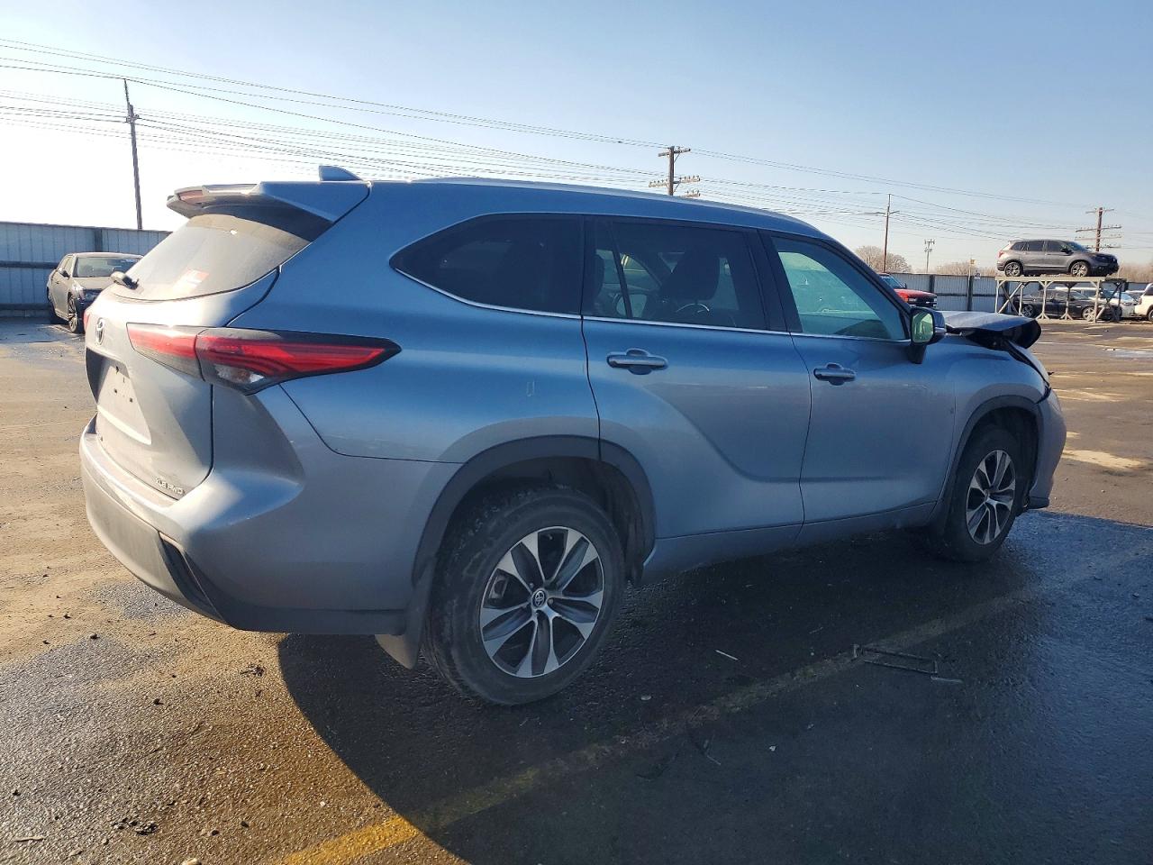 2022 TOYOTA HIGHLANDER XLE photo 3