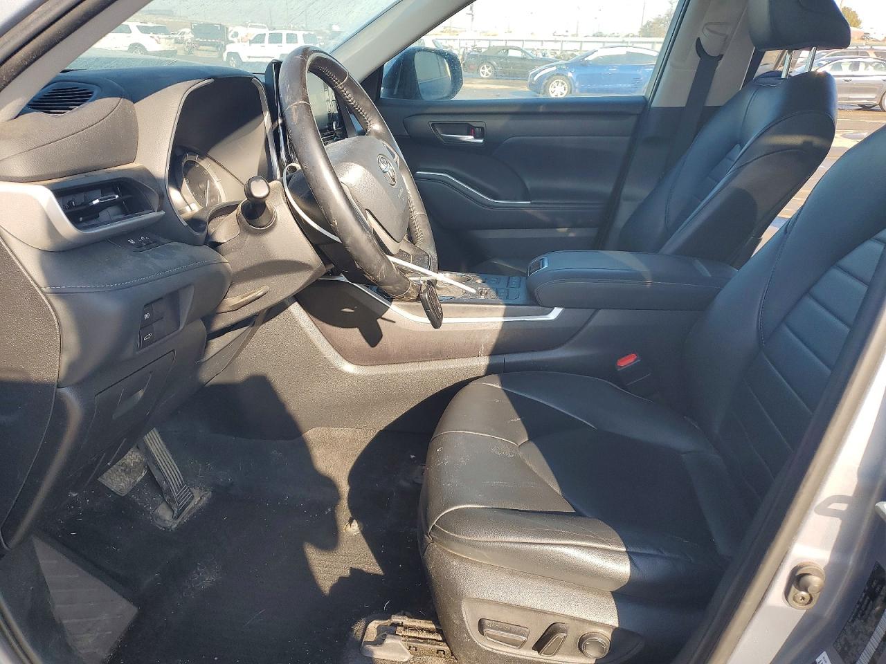 2022 TOYOTA HIGHLANDER XLE photo 7