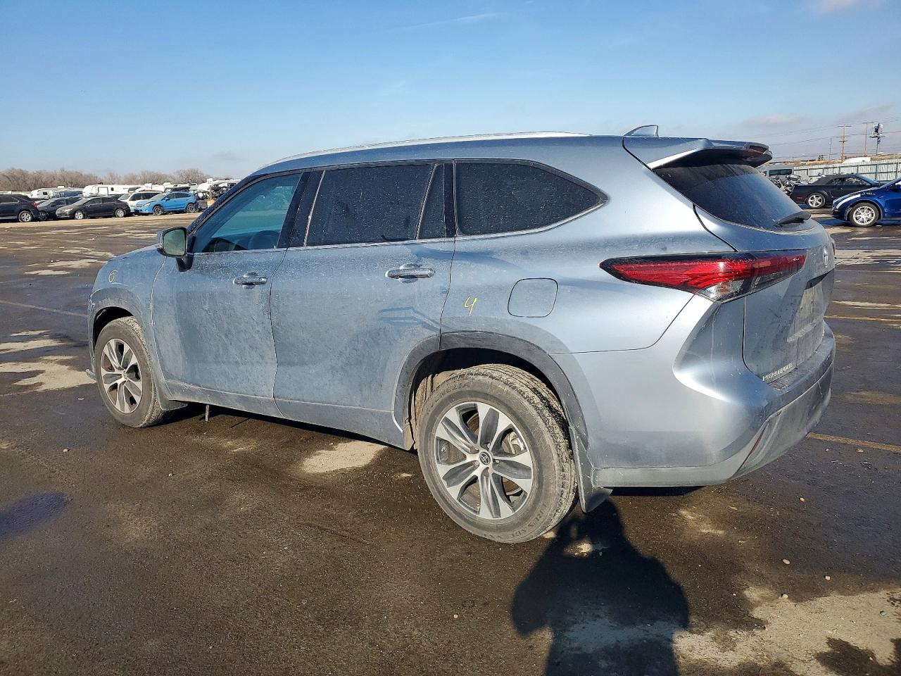 2022 TOYOTA HIGHLANDER XLE photo 2