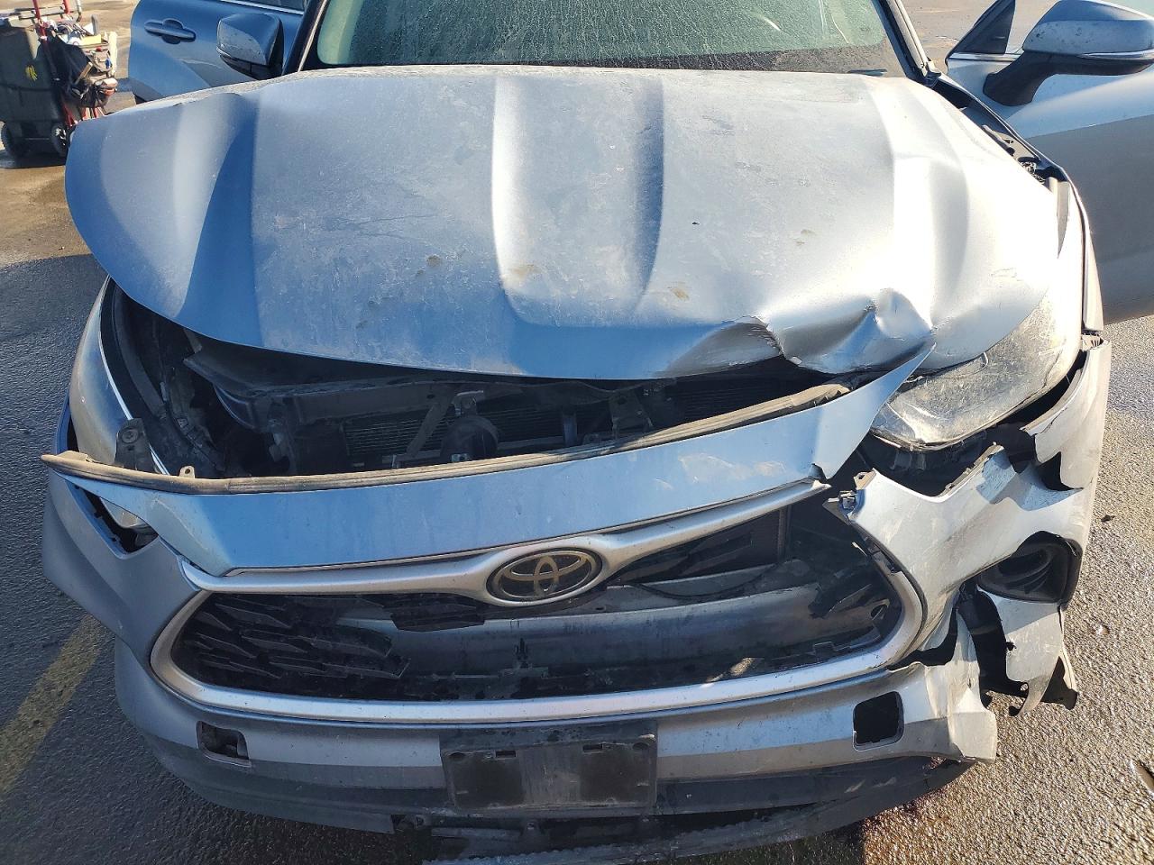 2022 TOYOTA HIGHLANDER XLE photo 12
