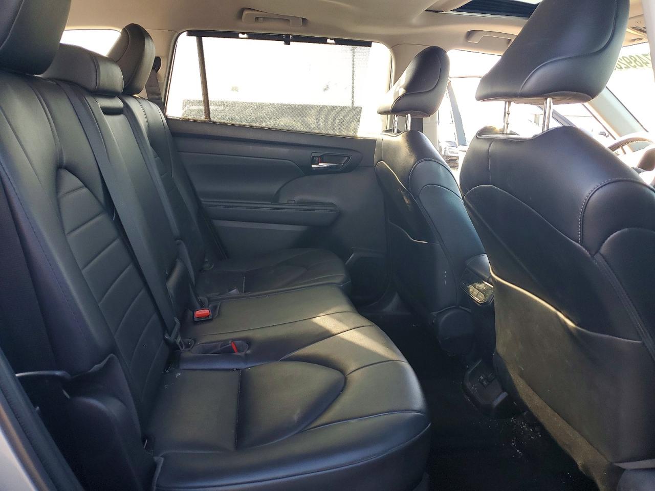2022 TOYOTA HIGHLANDER XLE photo 11