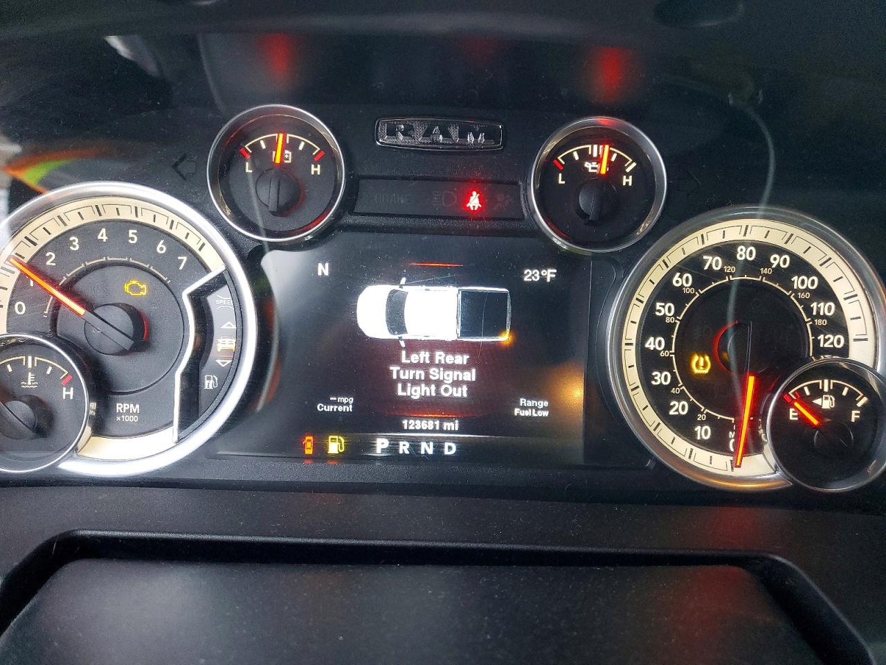 2014 RAM 1500 SLT photo 17