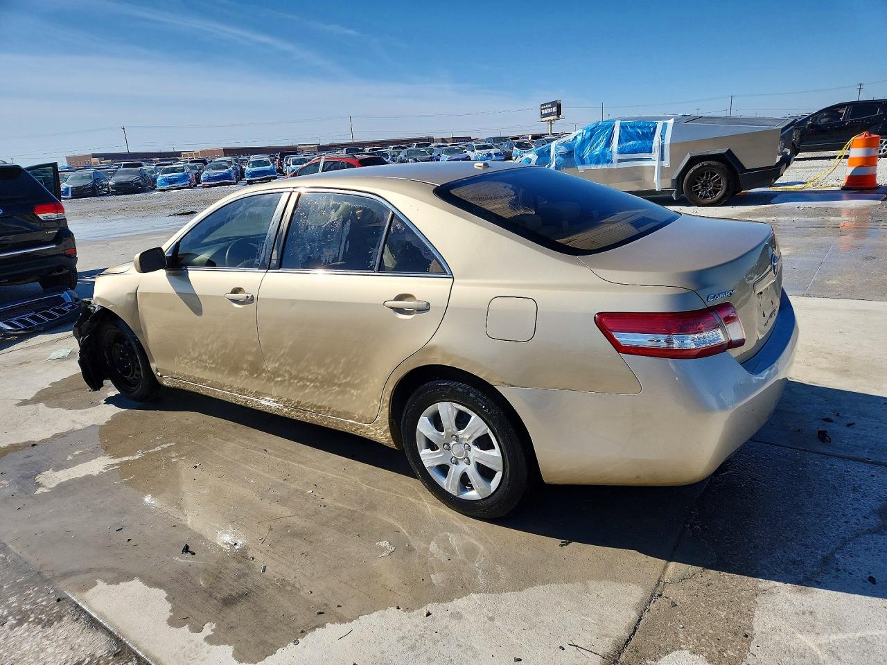 2011 TOYOTA CAMRY LE photo 3