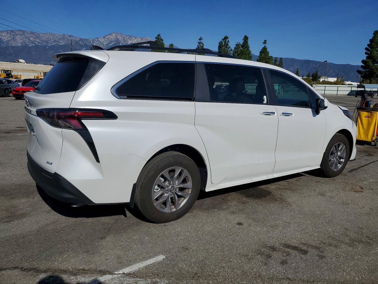 2025 TOYOTA SIENNA XLE photo 3