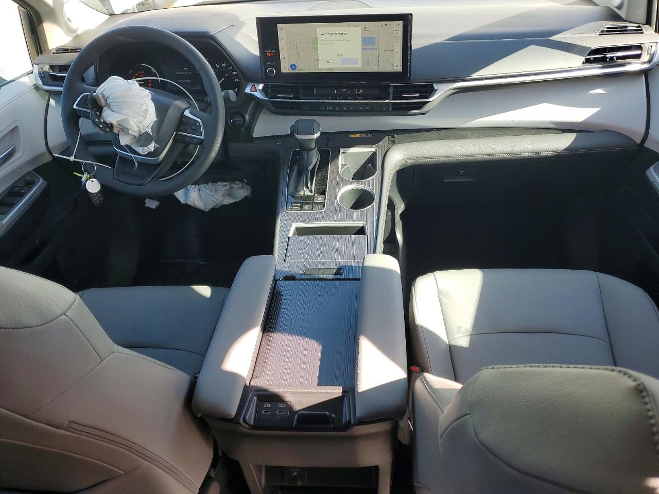 2025 TOYOTA SIENNA XLE photo 8