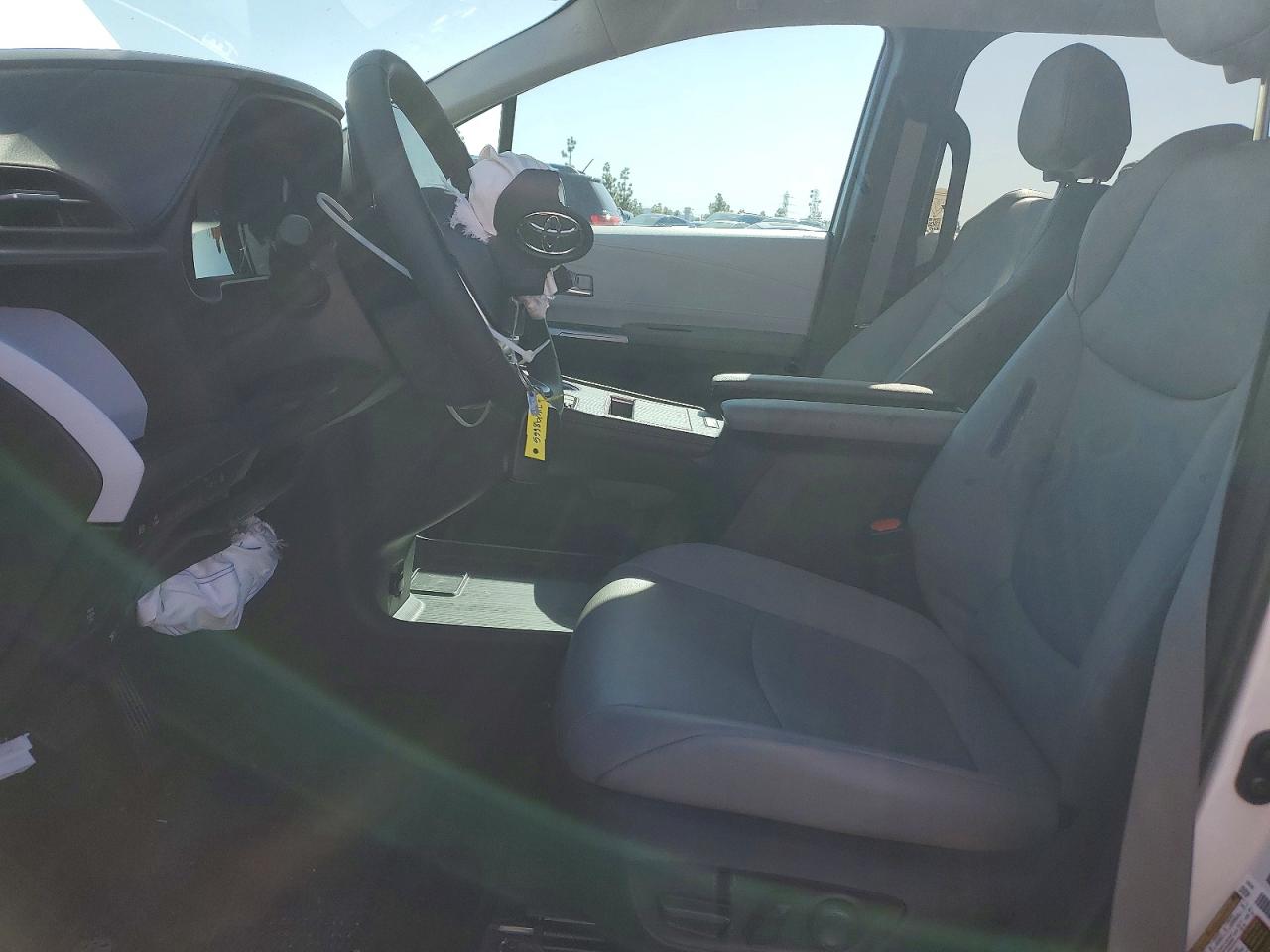2025 TOYOTA SIENNA XLE photo 7