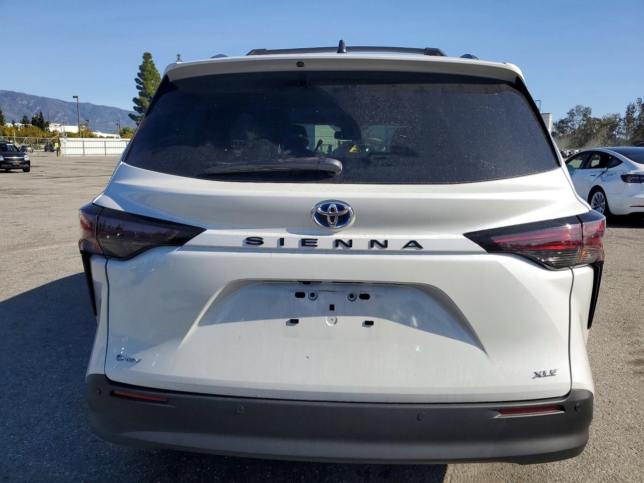 2025 TOYOTA SIENNA XLE photo 6