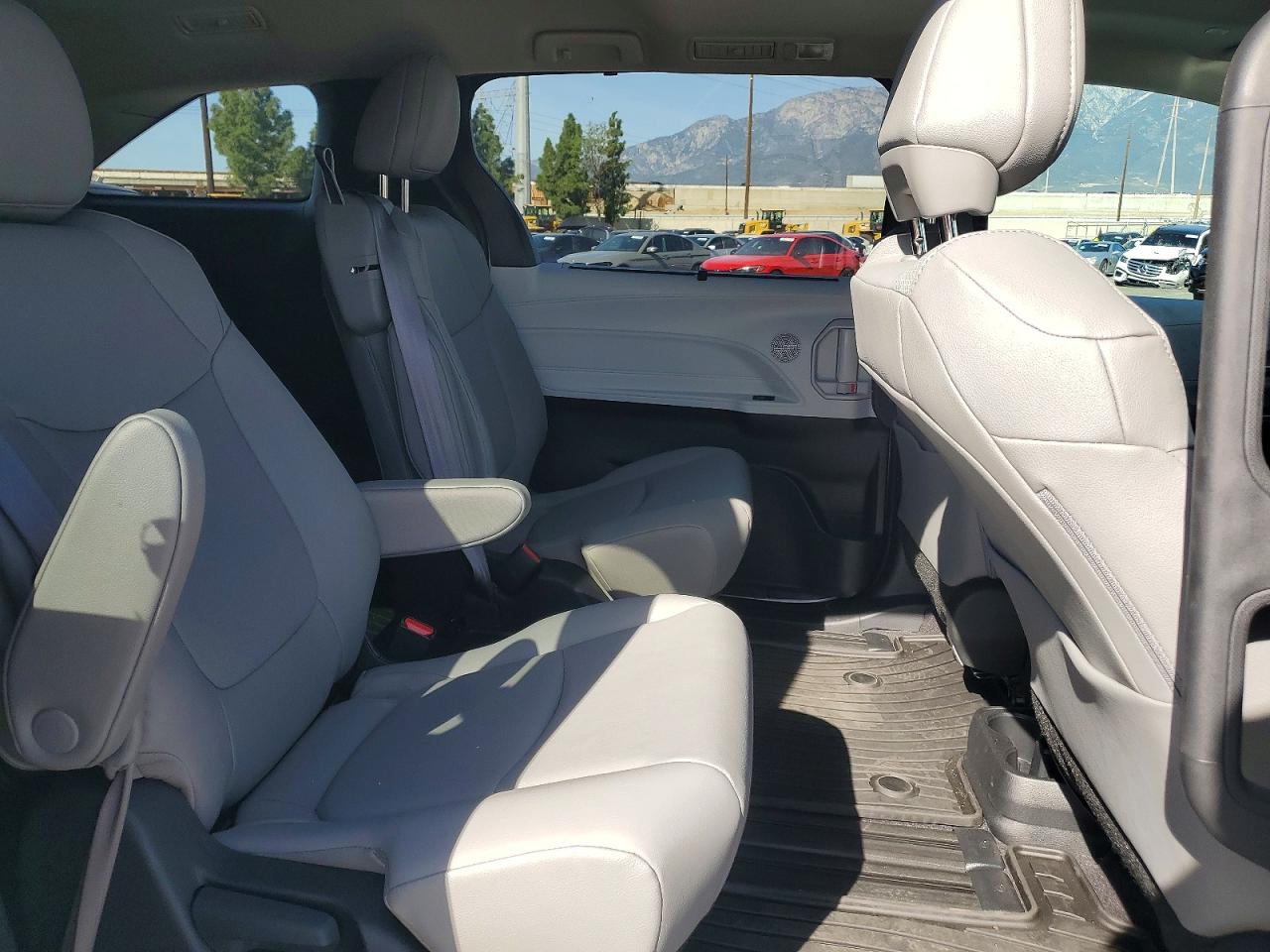 2025 TOYOTA SIENNA XLE photo 11