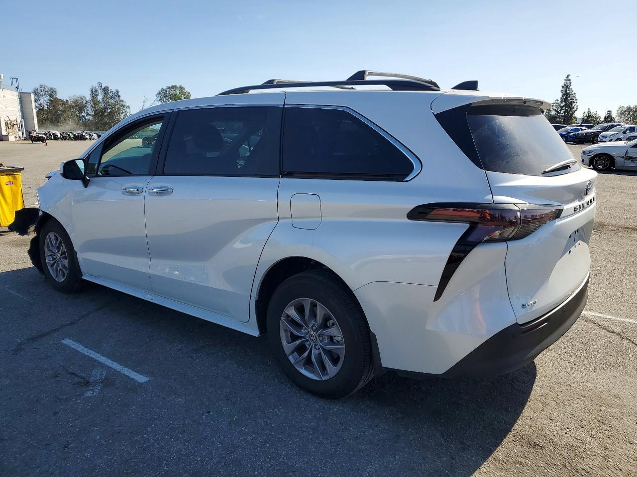 2025 TOYOTA SIENNA XLE photo 2