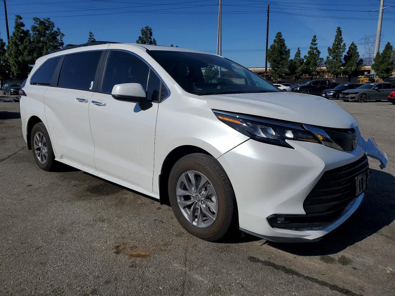 2025 TOYOTA SIENNA XLE photo 4