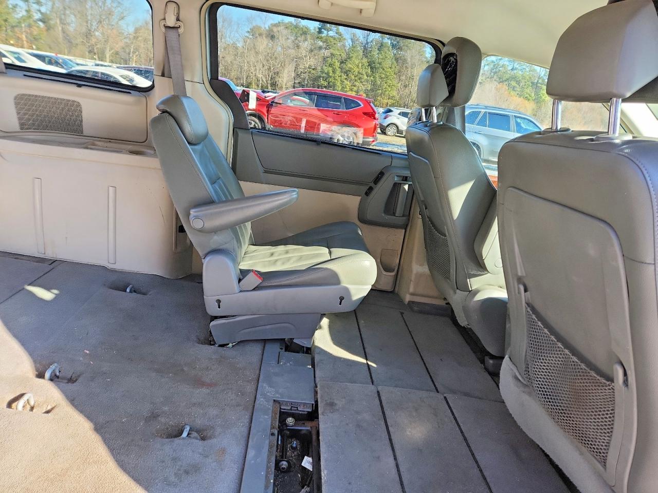 2010 CHRYSLER TOWN & COUNTRY TOURING photo 11