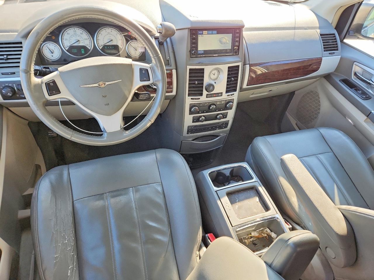 2010 CHRYSLER TOWN & COUNTRY TOURING photo 8