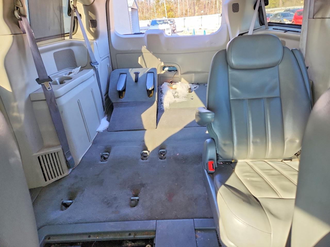 2010 CHRYSLER TOWN & COUNTRY TOURING photo 10
