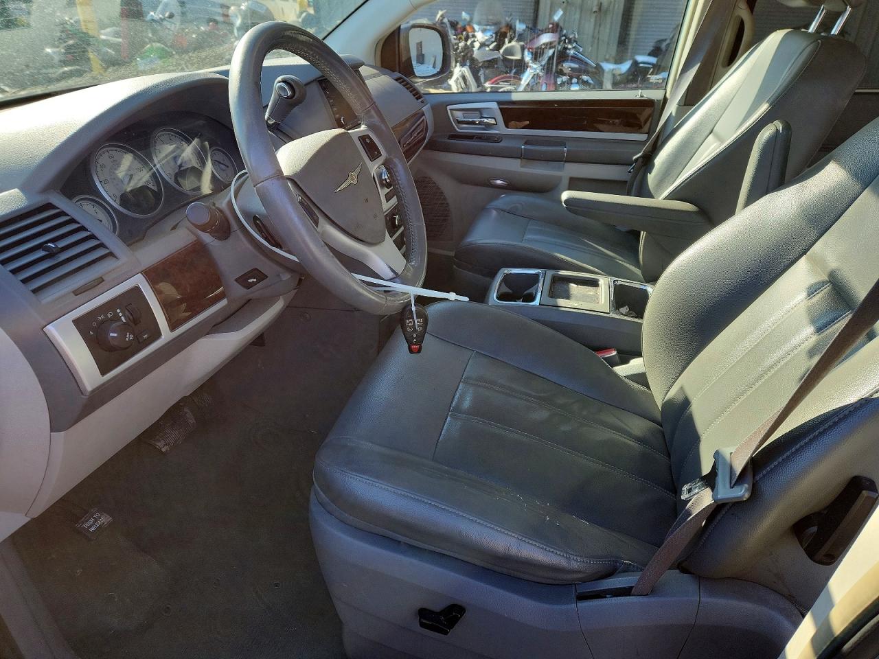 2010 CHRYSLER TOWN & COUNTRY TOURING photo 7