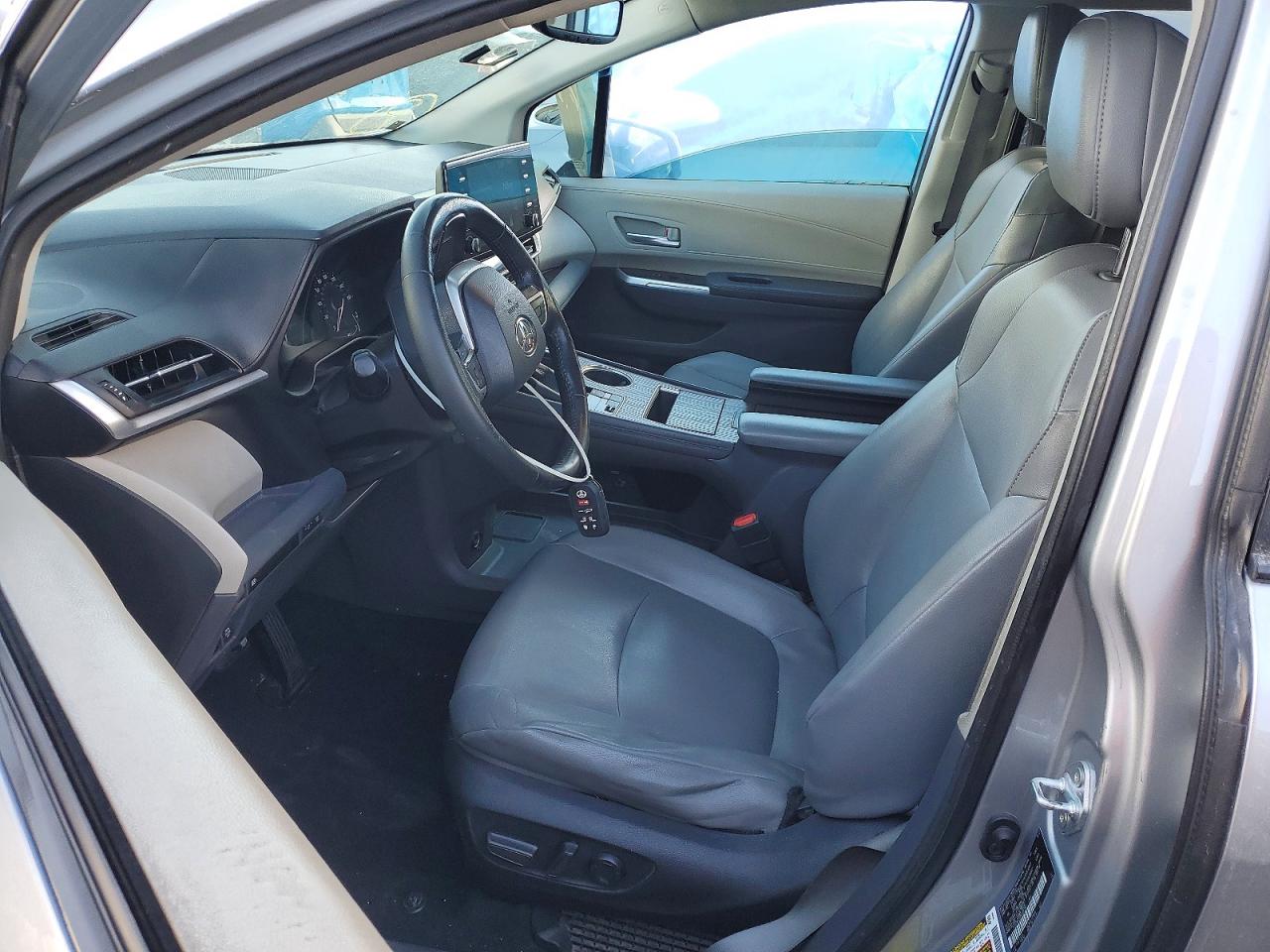 2022 TOYOTA SIENNA XLE photo 19