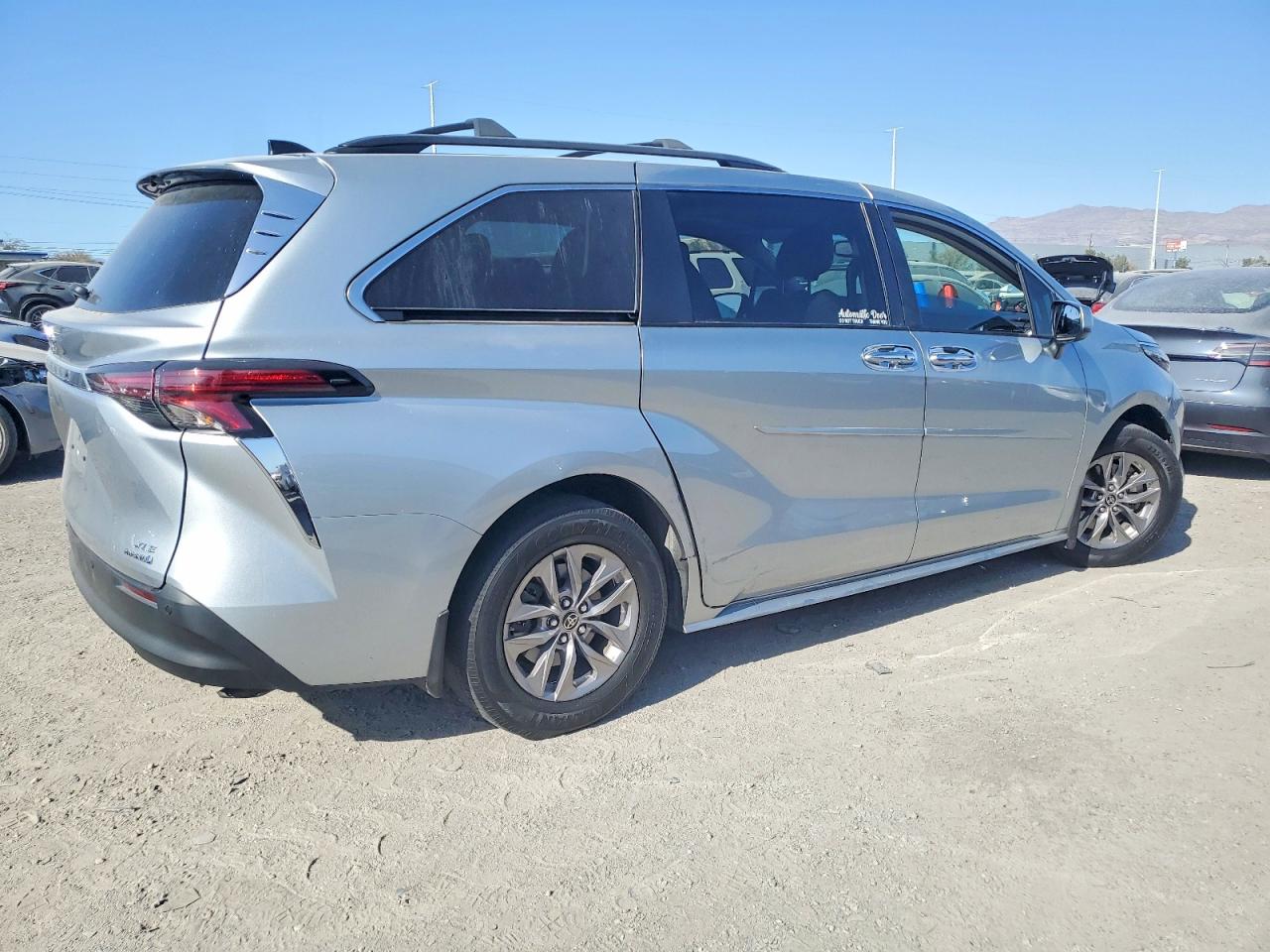 2022 TOYOTA SIENNA XLE photo 7