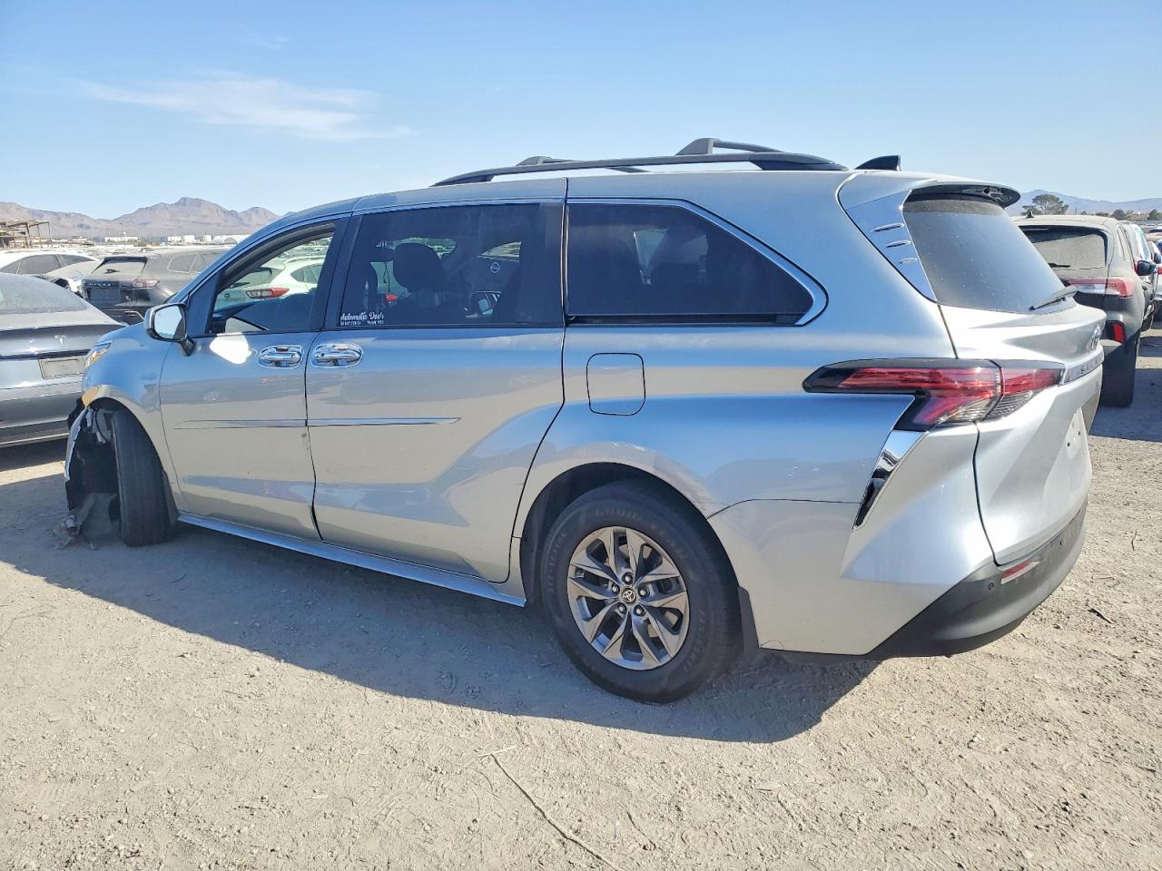2022 TOYOTA SIENNA XLE photo 4