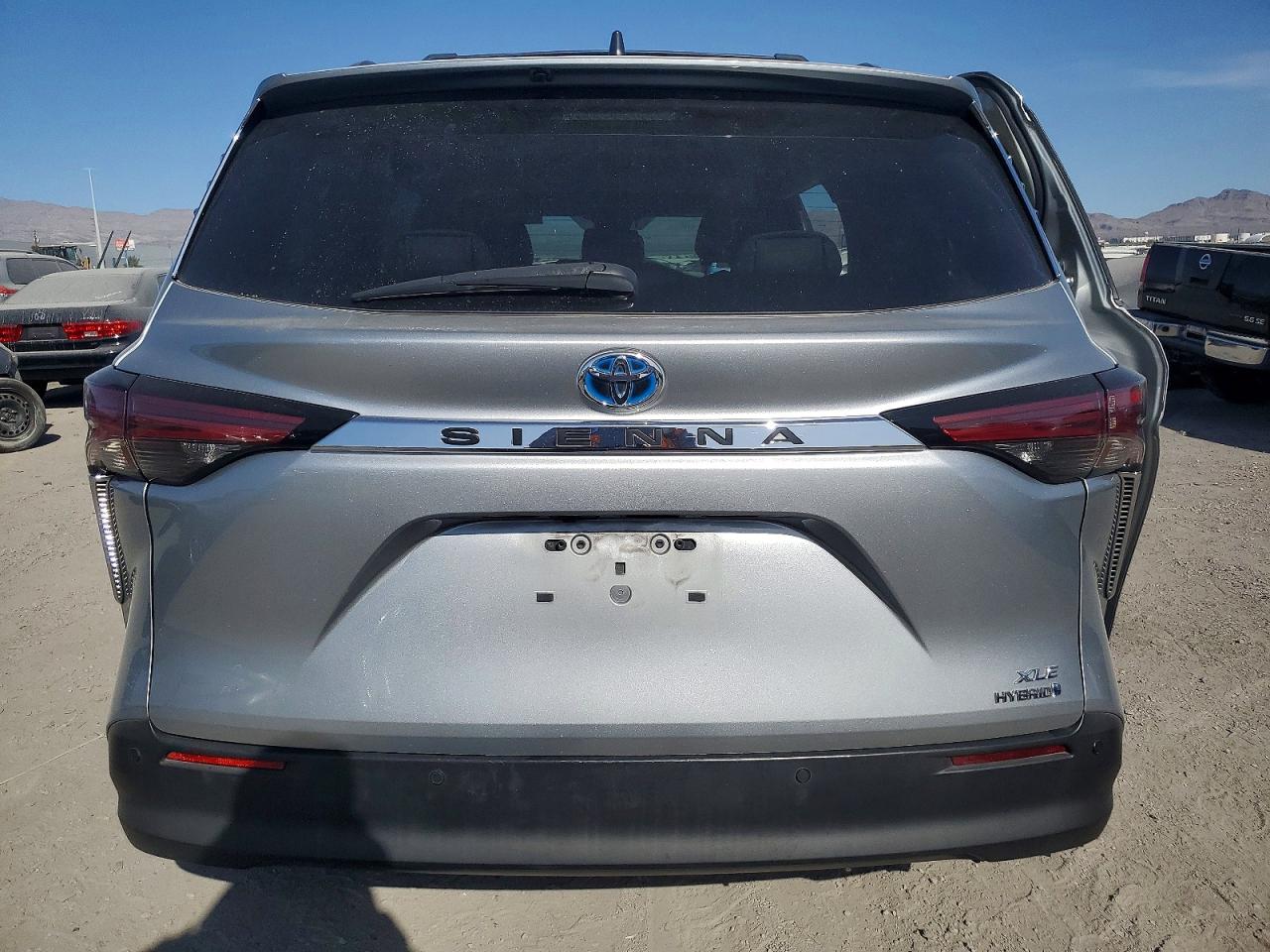 2022 TOYOTA SIENNA XLE photo 16