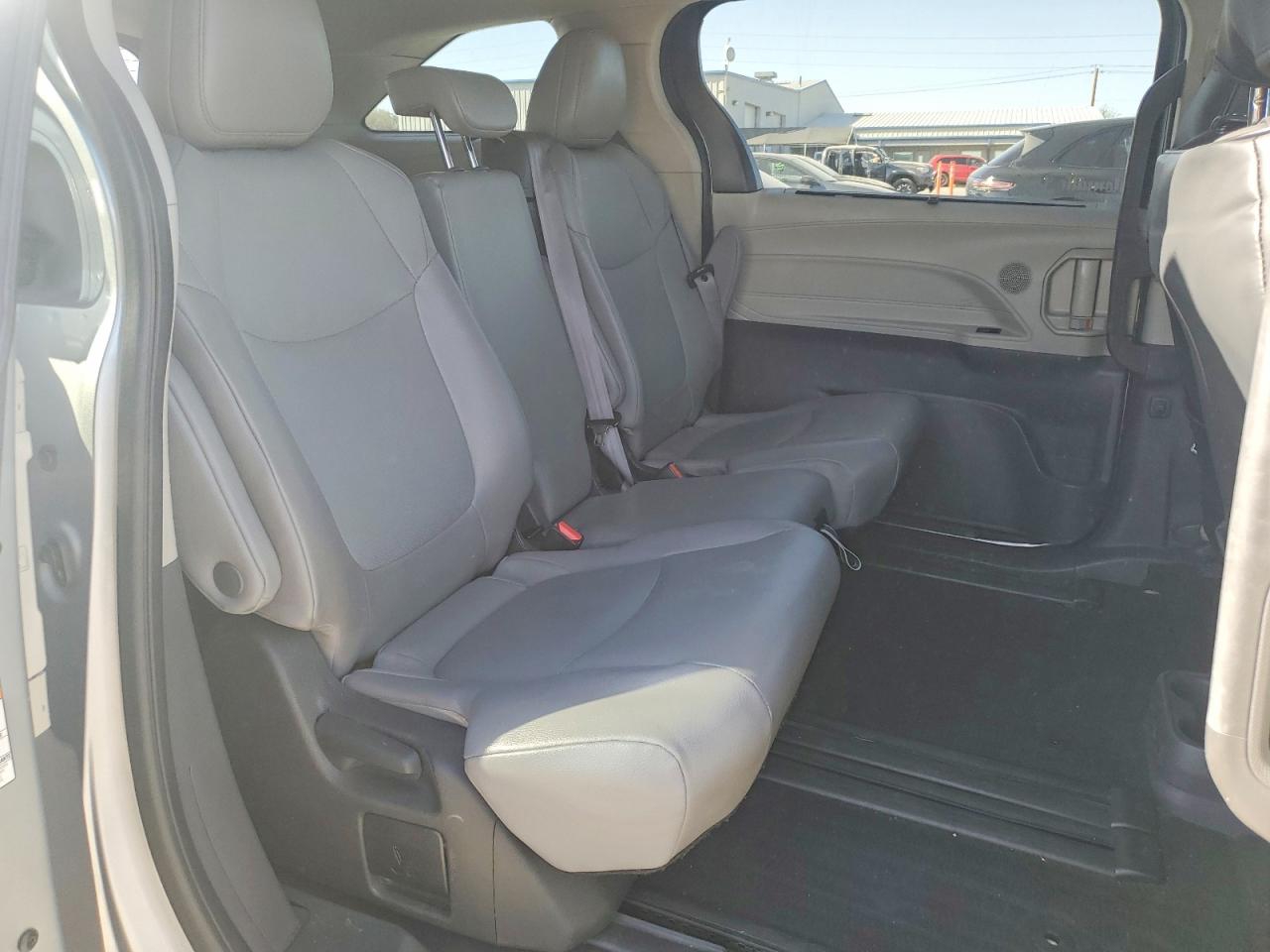 2022 TOYOTA SIENNA XLE photo 31