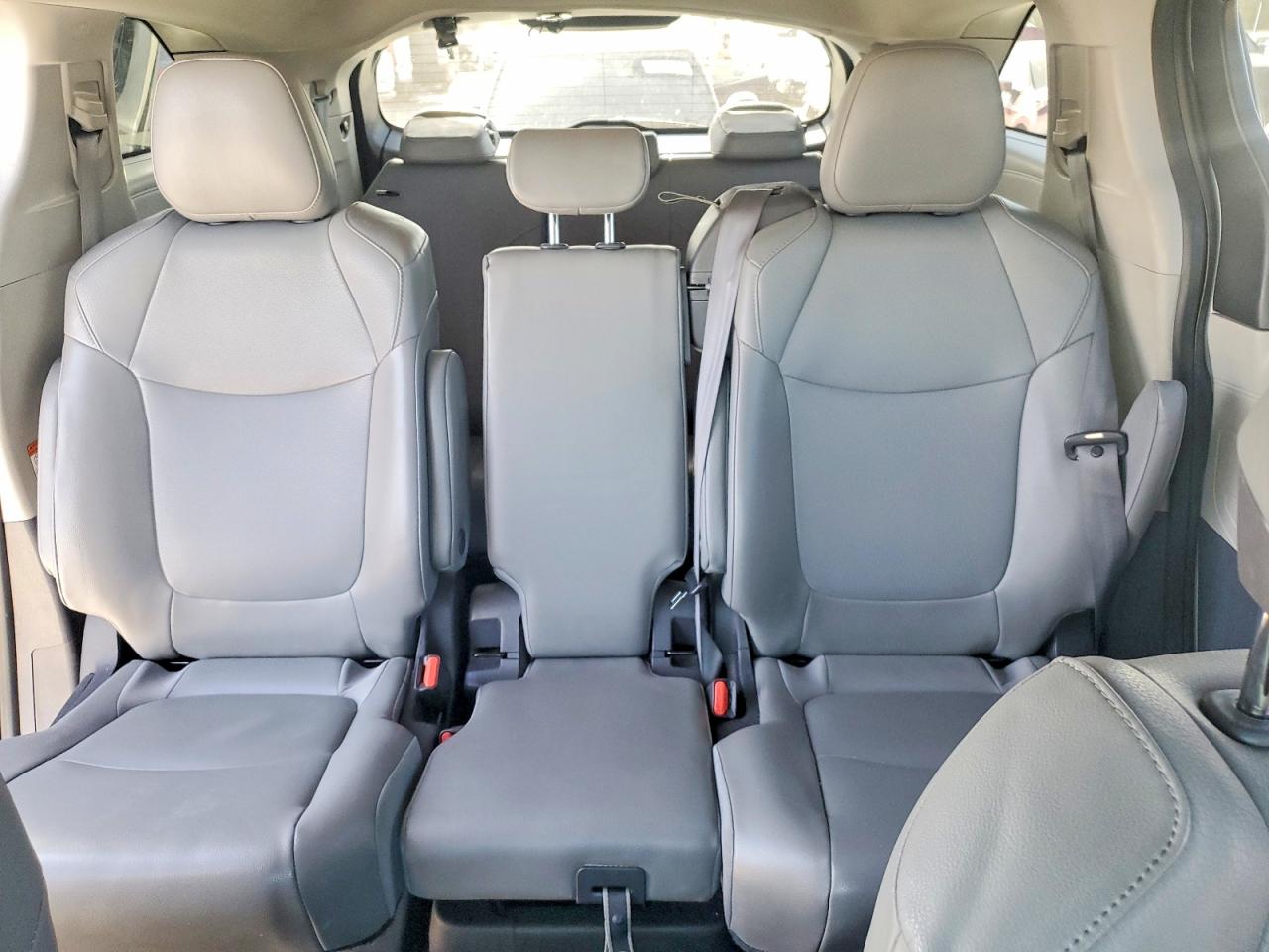 2022 TOYOTA SIENNA XLE photo 28