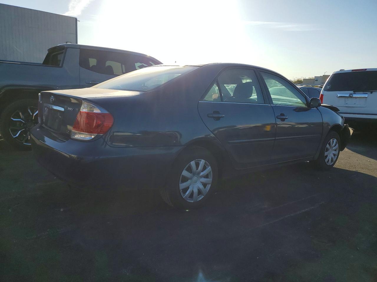 2005 TOYOTA CAMRY LE photo 3