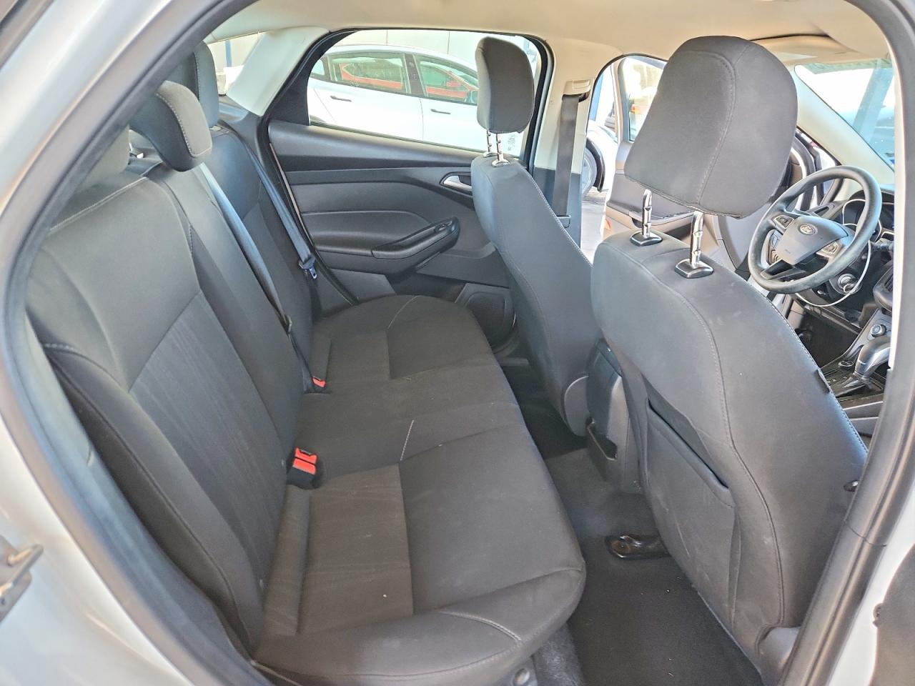 2017 FORD FOCUS SE photo 28