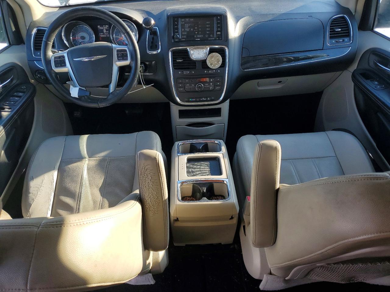 2013 CHRYSLER TOWN & COUNTRY TOURING photo 8