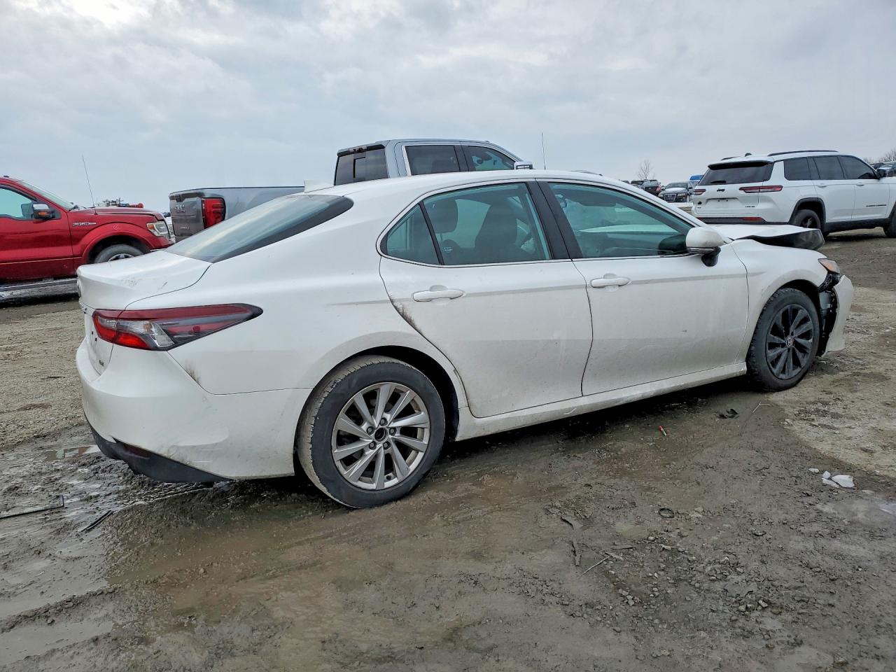 2023 TOYOTA CAMRY LE photo 3