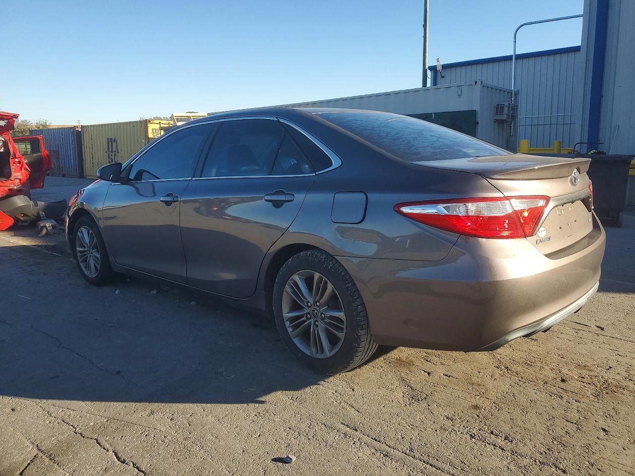 2016 TOYOTA CAMRY SE photo 2