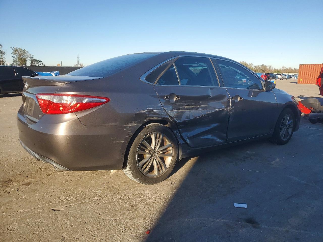 2016 TOYOTA CAMRY SE photo 3